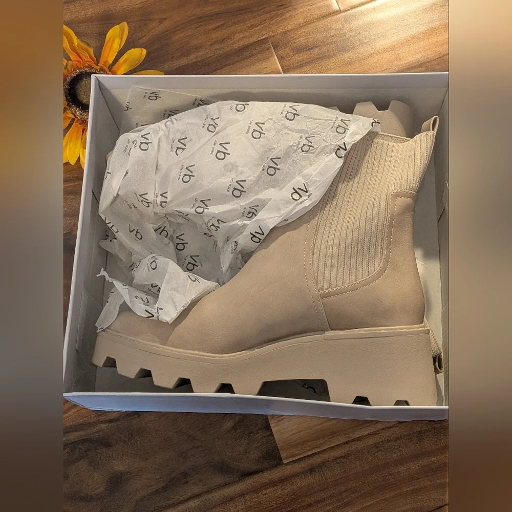 DV Dolce Vita Women's Villa Chelsea Lug Sole Booties Size 10M NIB - Picture 3 of 7